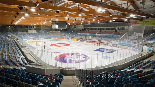 Ein ganz neuer Anblick: Für die Playoffs in der CHL muss die Werbung in der Eisarena Bremerhaven überklebt und durch CHL-Werbepartner ersetzt werden.