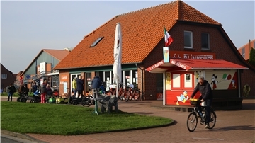 Ein ganz normaler Wochentag in Burhave. Vielleicht sind es etwas weniger Touristen als sonst, aber es sind noch viele da.