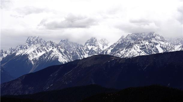 Ein Gebirgszug in Tibet überzogen von Schnee (Symbolbild).