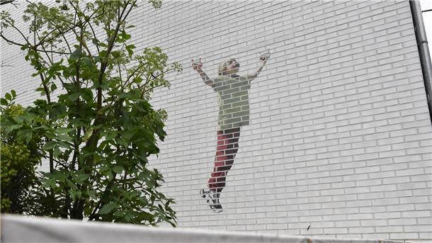 Belgiens Trauma: Mädchenmörder vor 20 Jahren verurteilt Ein Gedenkgarten soll an die getöteten Kinder erinnern. An einer Hauswand: Ein Kind, das einen Drachen steigen lässt.