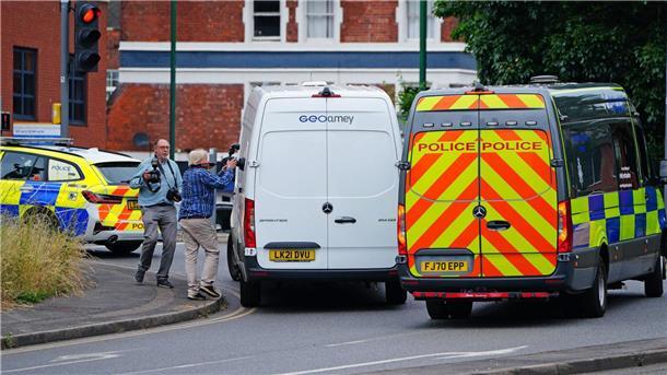Gewalttat in Nottingham: 31-Jähriger in U-Haft Ein Gefängnistransporter mit Polizeieskorte verlässt das Gericht in Nottingham, wo der mutmaßliche Täter dem Haftrichter vorgeführt worden war.