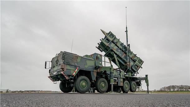Ein gefechtsbereites Flugabwehrraketensystem vom Typ „Patriot“ des Flugabwehrraketengeschwaders 1 der Bundeswehr auf dem Flugfeld des Militärflughafens Schwesing.