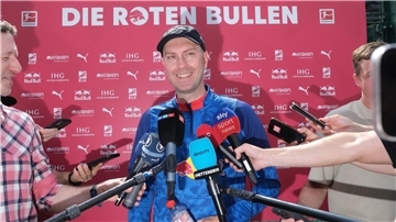 Ein Mann hinter Mikrofonen