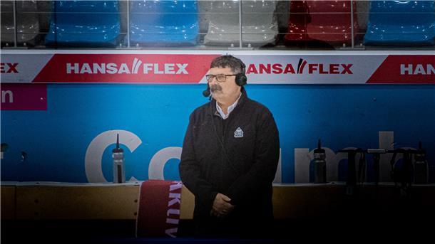 Ein gefragter Mann: Pinguins-Manager Alfred Prey gibt bei Magentasport ein Interview.