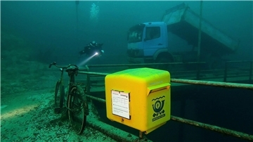 Ein gelber Briefkasten der Marke Eigenbau wurde im niedersächsischen Kreidesee in einer Tiefe von 19 Metern unter Normalnull angebracht.