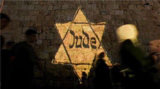 Israel gedenkt Opfern des Holocaust Ein gelber Davidstern mit der Aufschrift „Jude“, ähnlich dem, den Juden in Nazi-Deutschland tragen mussten, wird am Abend des jährlichen Holocaust-Gedenktages Yom HaShoah auf die Mauern der Jerusalemer Altstadt projiziert.