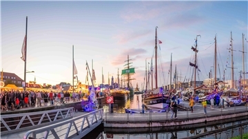 Ein gelunger Festtag endet - hier mit tollem Sonnenuntergang über dem Neuen Hafen.