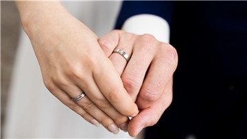 Ein gemeinsamer Doppelname nach der Hochzeit: Ab Mai 2025 soll das möglich sein.