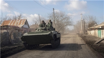 Ein gepanzerter Mannschaftstransportwagen der ukrainischen Streitkräfte fährt in Richtung Frontstellungen in der Nähe von Bachmut.