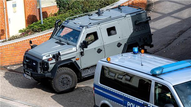Sechs Haftbefehle gegen Ex-RAF-Terroristin Daniela Klette Ein gepanzertes Fahrzeug der Polizei verlässt den Hof des Amtsgerichts.