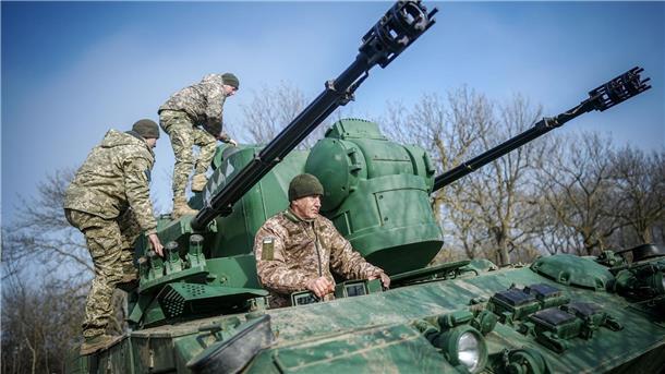 Zwei Jahre Ukraine-Krieg: Schmerz und quälende Ungewissheit Ein Gepard Flugabwehrkanonenpanzer in einer Stellung östlich von Odessa.