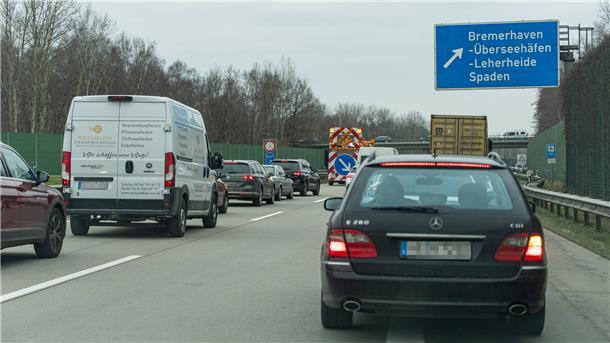 Lkw überschlägt sich und durchbricht Leitplanke - A27 bis in den Abend gesperrt Stau