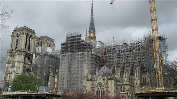 Ein Gerüst mit mehr als 90 Metern Höhe verdeckt die Sicht auf die Kathedrale. Zur Olympia-Eröffnung soll davon nicht mehr viel zu sehen sein.