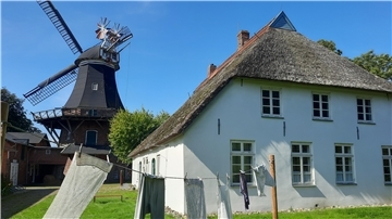 Bild der Moorseer Mühle mit Wäsche an einer Wäscheleine im Vordergrund