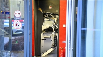 Ein gesprengter Geldautomat in einem Bankgebäude. (Symboldbild)