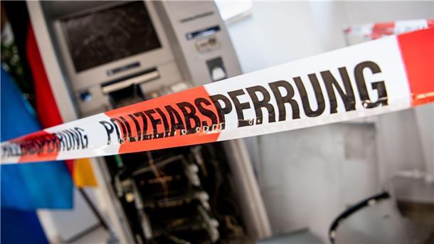 Ein gesprengter Geldautomat ist hinter einem Flatterband mit der Aufschrift „Polizeiabsperrung“ zu sehen.