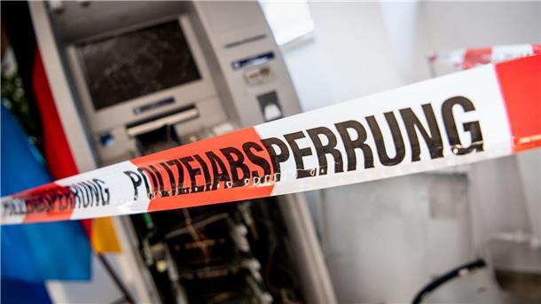 Ein gesprengter Geldautomat ist hinter einem Flatterband mit der Aufschrift „Polizeiabsperrung“ zu sehen.