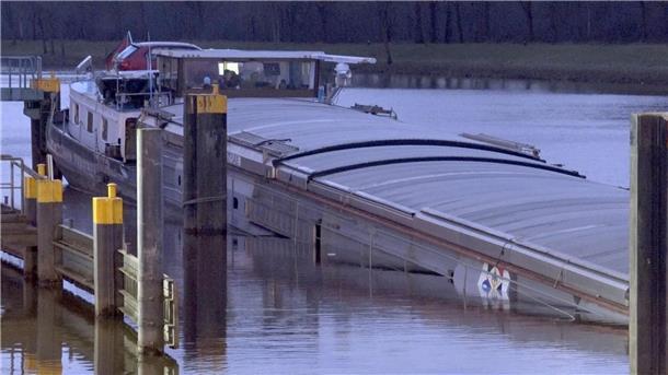 Bergung von Frachtschiff kann Tage dauern Ein Getreidefrachter ist vor einer Schleuse bei Lathen auf dem Dortmund-Ems-Kanal wegen eines Lecks zum Teil mit Wasser vollgelaufen.