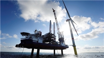 Ein gewaltiges Projekt sorgt für gewaltige Bilder: Der Blick auf den Offshore-Windpark Gode Wind I in der Nordsee zeigt, welche Herausforderungen bis ins Jahr 2050 bevorstehen, um mindestens 80 Prozent der Stromversorgung aus erneuerbaren Energien zu gewinnen. Einer der Pläne: Im Meer durch Windkraft Strom erzeugen und an Land bringen. Dabei hilft auch ein Nordenhamer Unternehmen mit.