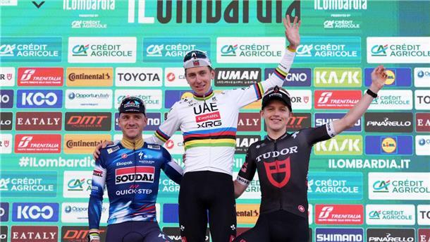 Ein gewohntes Bild: Pogacar (M) neben dem Zweitplatzierten Remco Evenepoel (l).