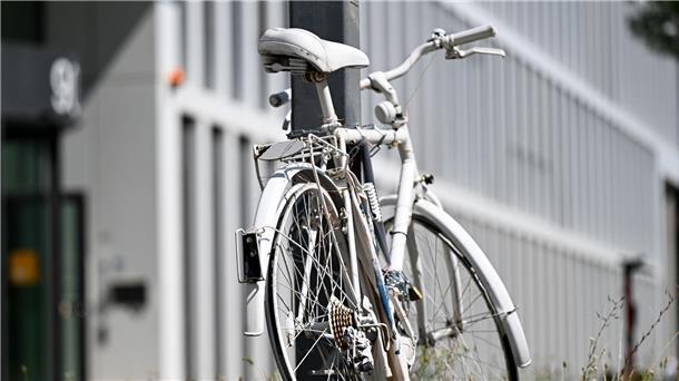 Ein Ghost-Bike erinnert in Frankfurt am Main an einen tödlcihen Fahrradunfall.