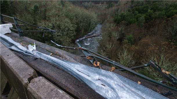 Mindestens sechs Tote bei Busunfall in Spanien Ein Gitter auf einer Brücke ist zerstört, nachdem ein Bus an dieser Stelle abgestürzt war. Bei einem Busunfall kamen in Galicien im Nordwesten Spaniens mindestens vier Menschen ums Leben.