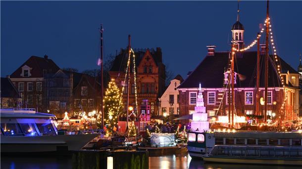 Lichter, Maritimes und Rekorde - Weihnachtsmärkte im Norden Ein gläserner Weihnachtsbaum auf einem Weihnachtsmarkt in Leer ist ein besonderer Hingucker. (Archivfoto)