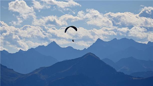 Bilder des Tages Ein Gleitschirmflieger dreht seine Runden über den bayerischen Voralpen im Tegernseer Tal.