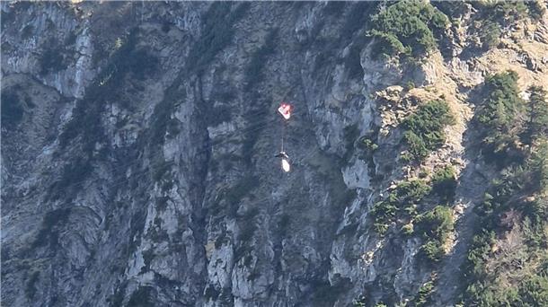 Ein Gleitschirmflieger in den Seilen einer Seilbahn in Oberbayern - er konnte gerettet werden.
