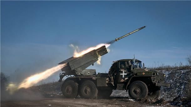Krieg gegen die Ukraine: So ist die Lage Ein Grad-Mehrfachraketenwerfer der ukrainischen Armee feuert Raketen auf russische Stellungen an der Frontlinie bei Soledar.