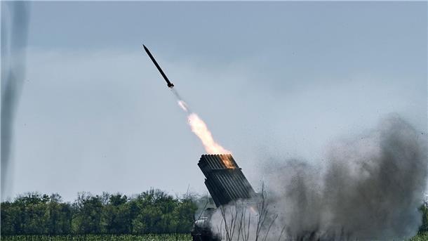 Bachmut als Vorzeichen der ukrainischen Offensive Ein Grad-Mehrfachraketenwerfer der ukrainischen Armee feuert Raketen auf russische Stellungen an der Frontlinie in der Nähe von Bachmut in der Region Donezk.