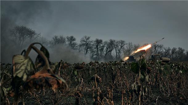 Krieg gegen die Ukraine: So ist die Lage Ein Grad-Mehrfachraketenwerfer des ukrainischen Militärs feuert Raketen auf russische Stellungen an der Frontlinie in der Nähe von Bachmut in der Region Donezk.