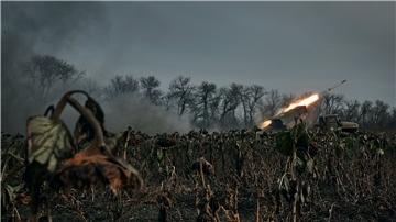 Krieg gegen die Ukraine: So ist die Lage Ein Grad-Mehrfachraketenwerfer des ukrainischen Militärs feuert Raketen auf russische Stellungen an der Frontlinie in der Nähe von Bachmut in der Region Donezk.