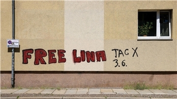 Ein Graffiti „Free Lina 3.6. Tag X“ an einem Wohnhaus im Leipziger Süden. Die Polizei erwartet am Samstag den größten Einsatz seit zwei Jahren.