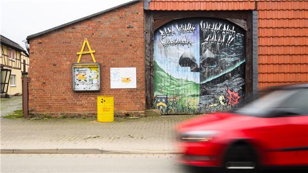 Antrag abgelehnt: Umbau zum Endlager geht weiter Ein Graffiti mit dem Schriftzug „Eure Kinder werden euch zur Rechenschaft ziehen“ steht auf einer Scheune im Stadtteil Schacht Konrad.