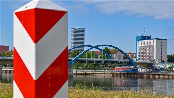 Faeser bleibt bei Nein zu stationären Grenzkontrollen Ein Grenzpfeiler in den rot-weißen Nationalfarben Polens steht am deutsch-polnischen Grenzübergang Stadtbrücke.