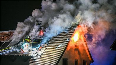 Ein Grill hat in Essingen in Baden-Württemberg das Dachgeschoss eines Wohnhauses in Flammen gesetzt.