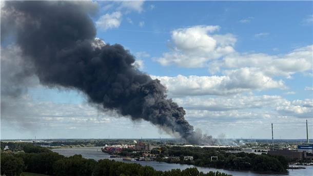 Hunderte Feuerwehrleute löschen Großbrand in Hamburg Ein Großbrand im Hamburger Hafengebiet beschäftigt Hunderte Feuerwehrleute.