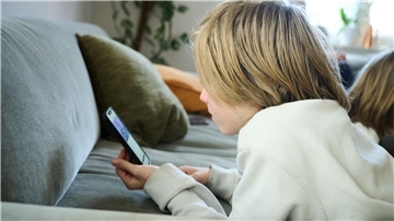 Ein großer Teil der Jugendlichen will laut einer Studie soziale Medien im Internet weniger nutzen - schafft es aber nicht. (Symbolbild)