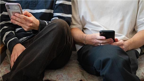Ein großer Teil der Jugendlichen will soziale Medien im Internet weniger nutzen, schafft es zugleich aber nicht. (Archivbild)