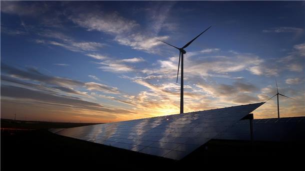 Ausbau erneuerbarer Energien in der EU kommt voran Ein großer Teil des Zuwachses der EU-Kapazität bei Wind- und Solarenergie geht laut einem Bericht auf Deutschland zurück.