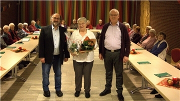 Ein großes Dankeschön für Beate Börsmann gab es von Pastor Bock (links) und Harald Sommerfeld.