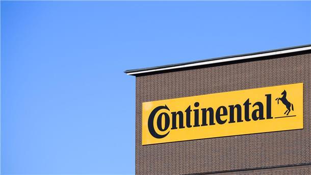 Continental verkauft Werk in russischem Kaluga Ein großes Logo hängt an der Konzernzentrale der Continental AG.