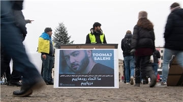 Ein großes Plakat zeigt den iranischen Rapper Toomaj Salehi - er soll im Iran hingerichtet werden.