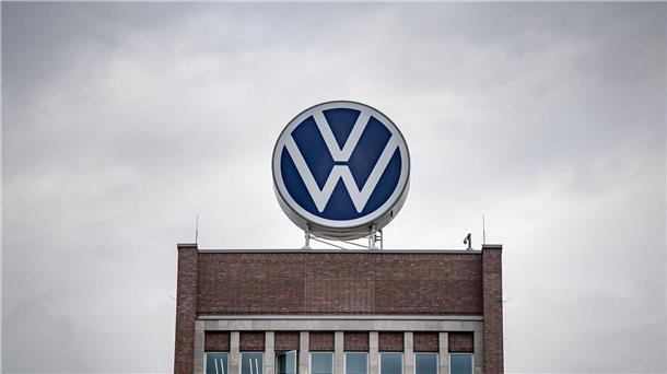 VW Nutzfahrzeuge will Elektro- und Digitalangebot ausbauen Ein großes VW-Logo steht auf dem Verwaltungshochhaus vom Volkswagen-Werk.