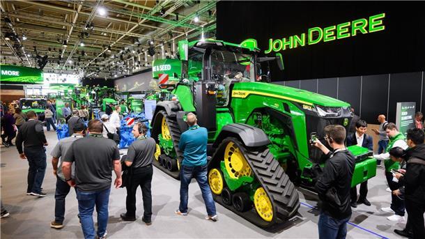 Ein Großtraktor steht am Stand von John Deere auf der Landtechnik-Leitmesse Agritechnica.