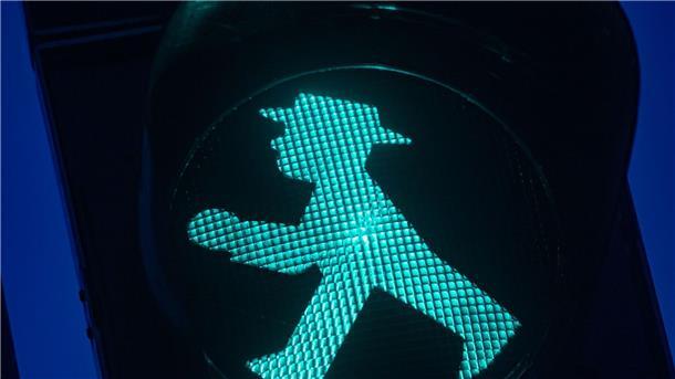 Das Erbe der DDR: Von Ampelmännchen bis Halloren-Kugeln Ein grünes Ampelmännchen - ein Teil der DDR leuchtet weiter.