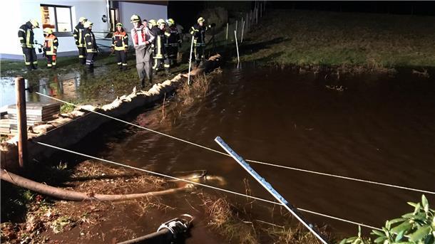 Hochwasser-Update: Feuerwehr bekommt in Stuckenborstel unterstützung von Landwirten Ein Grundstück wird mit Sandsäcken vor dem Hochwasser geschützt