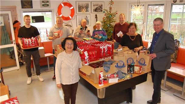 Ein Gruß für Seeleute: Mit vielen nützlichen und süßen Geschenken haben die Ehrenamtlichen der Seemannsmission Unterweser zusammen mit Seemannspastor Dirk Jährig (rechts) und Seemannsdiakon Marco Folchnandt (2. von links) insgesamt 300 Weihnachtstüten gefüllt.
