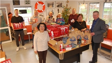 Ein Gruß für Seeleute: Mit vielen nützlichen und süßen Geschenken haben die Ehrenamtlichen der Seemannsmission Unterweser zusammen mit Seemannspastor Dirk Jährig (rechts) und Seemannsdiakon Marco Folchnandt (2. von links) insgesamt 300 Weihnachtstüten gefüllt.